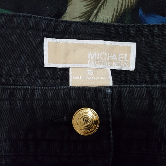 Michael Kors 4-pocket shorts with MK charm, Size 6 - Picture 4 of 7